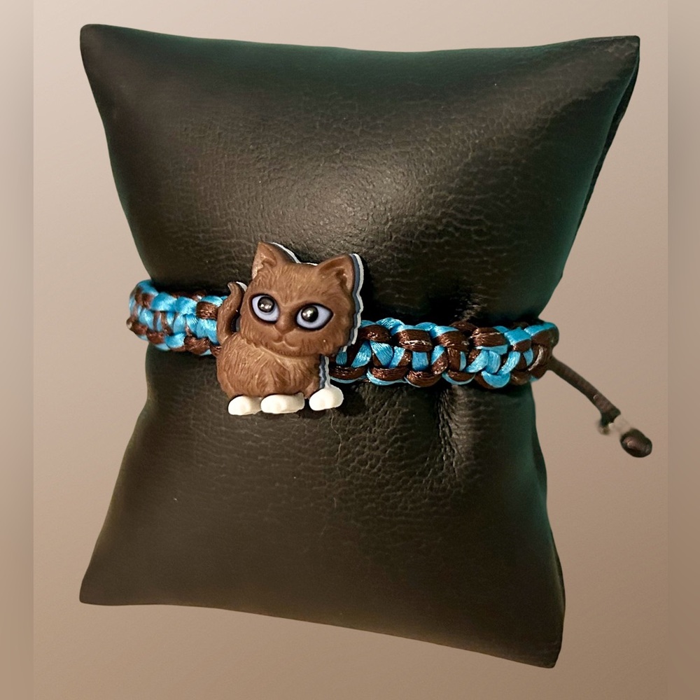 Chocolate blue-eyed kitty friendship bracelet